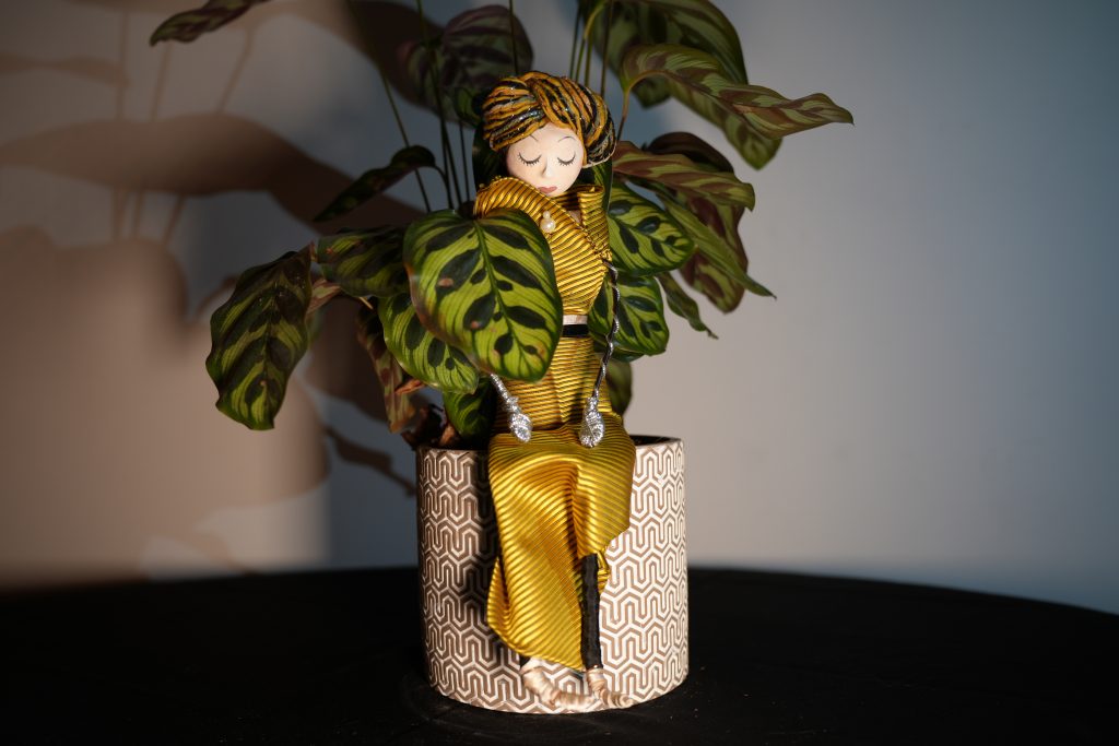 Pénélope : Cravate, fourrure, laine, ruban, papier | 35 cm Particularité : s’entoure d’environnements calmes